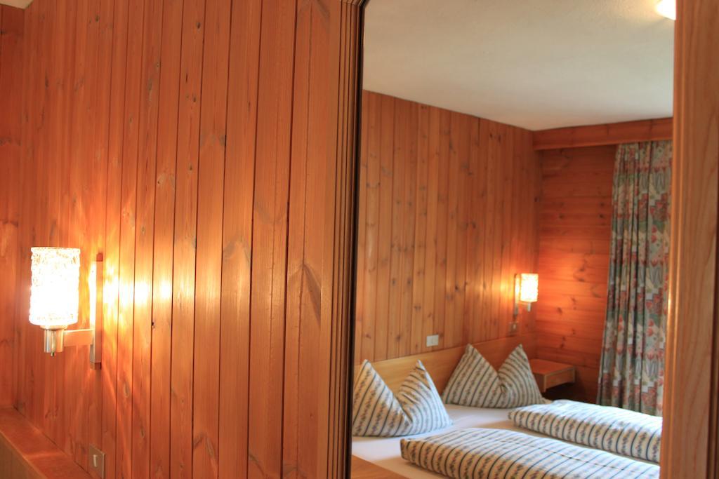 Albergo Alisander Corvara In Badia Exterior photo